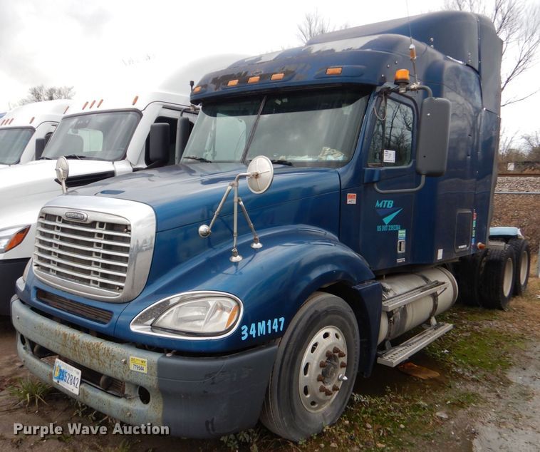 image for item DP8607 2007 Freightliner Columbia  semi truck