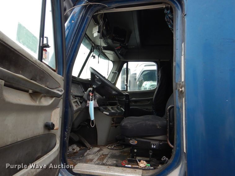 image for item DP8607 2007 Freightliner Columbia  semi truck