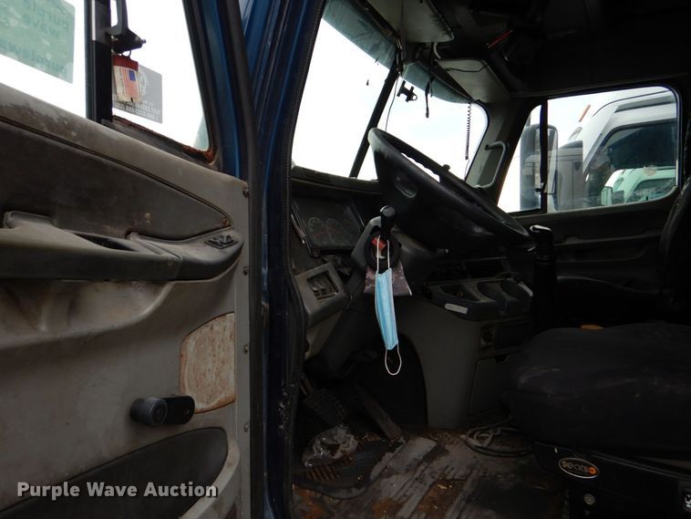 image for item DP8607 2007 Freightliner Columbia  semi truck