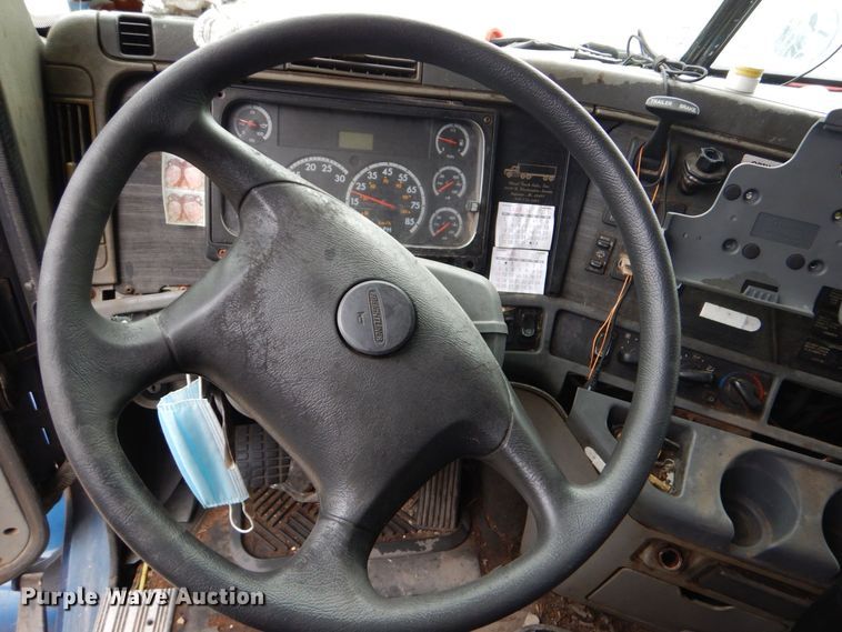 image for item DP8607 2007 Freightliner Columbia  semi truck