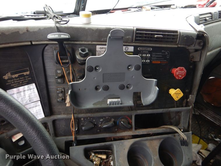 image for item DP8607 2007 Freightliner Columbia  semi truck