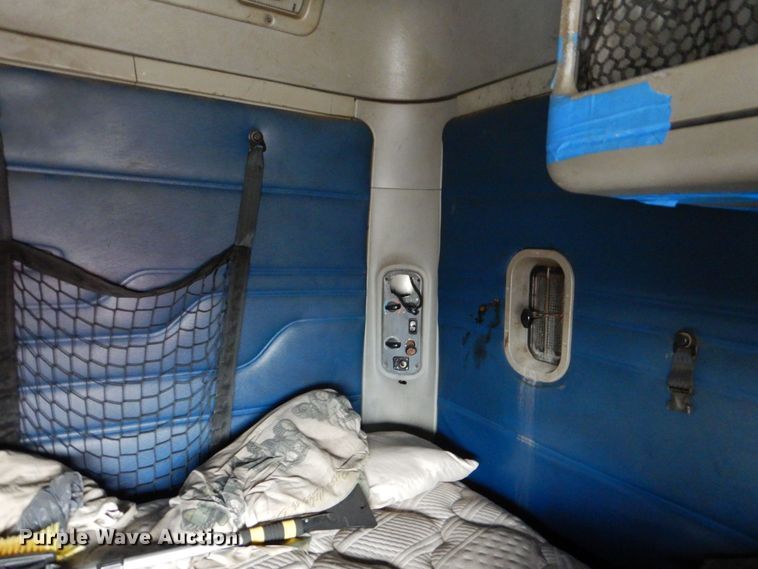 image for item DP8607 2007 Freightliner Columbia  semi truck