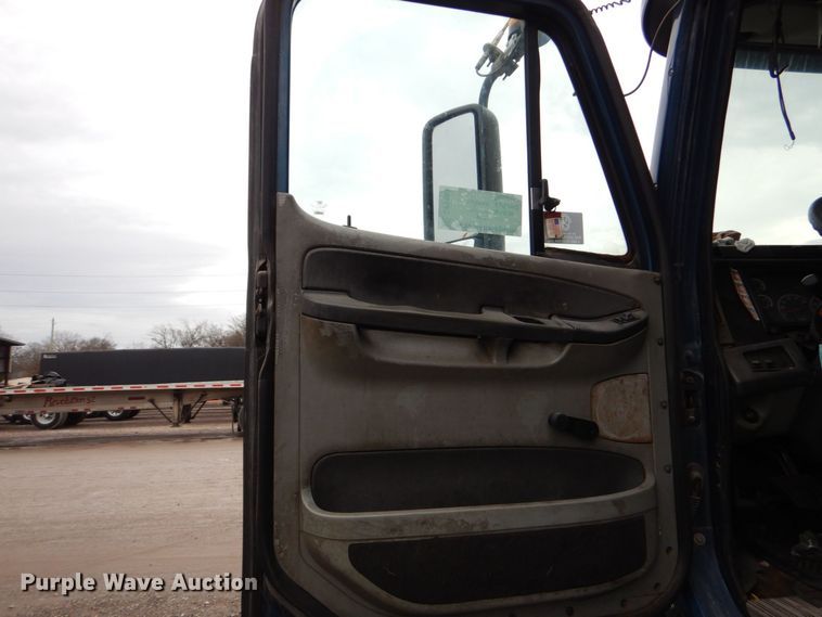 image for item DP8607 2007 Freightliner Columbia  semi truck