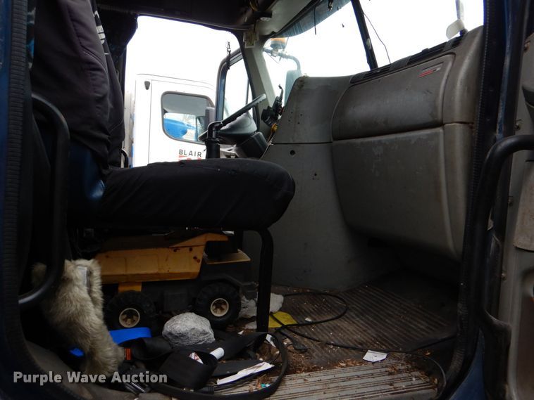 image for item DP8607 2007 Freightliner Columbia  semi truck