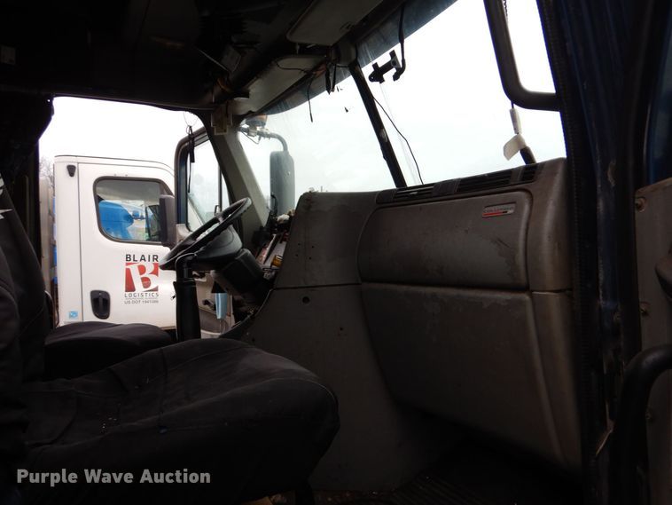 image for item DP8607 2007 Freightliner Columbia  semi truck