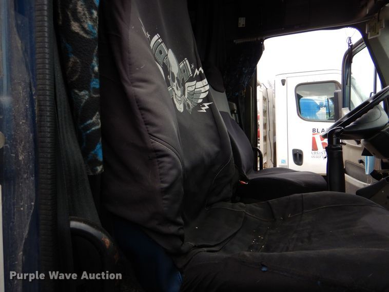 image for item DP8607 2007 Freightliner Columbia  semi truck