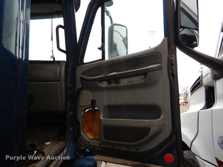 image for item DP8607 2007 Freightliner Columbia  semi truck