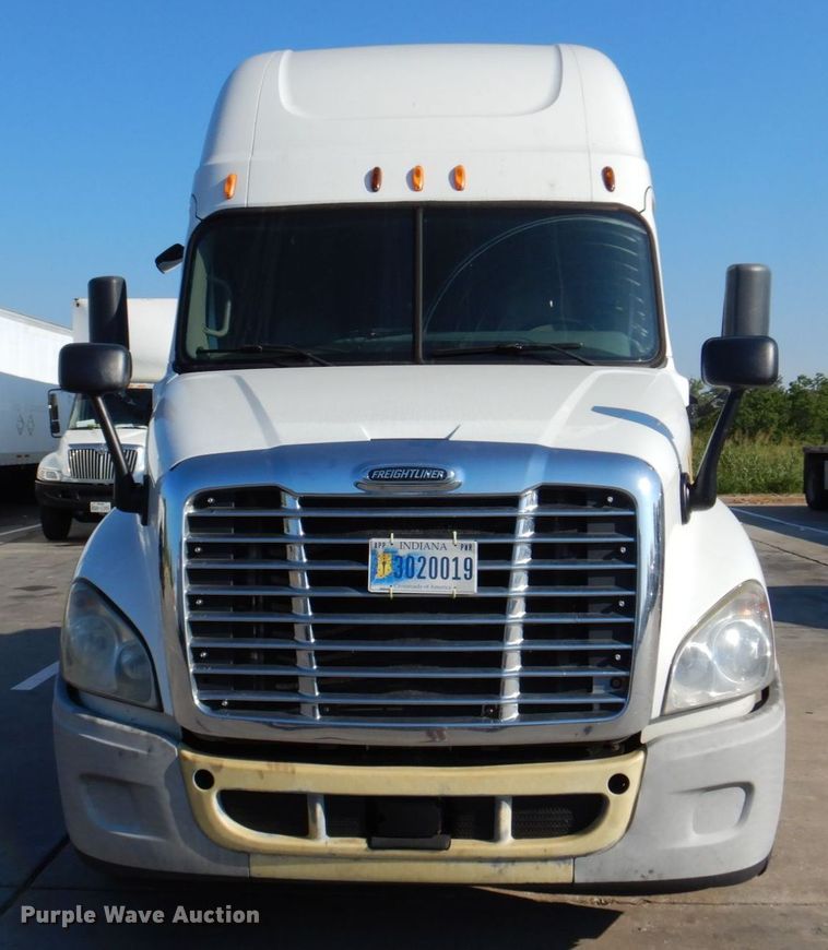 image for item DR2045 2014 Freightliner Cascadia  semi truck