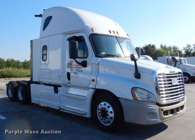 image for item DR2045 2014 Freightliner Cascadia  semi truck