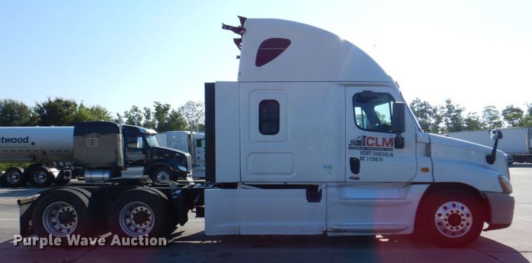 image for item DR2045 2014 Freightliner Cascadia  semi truck