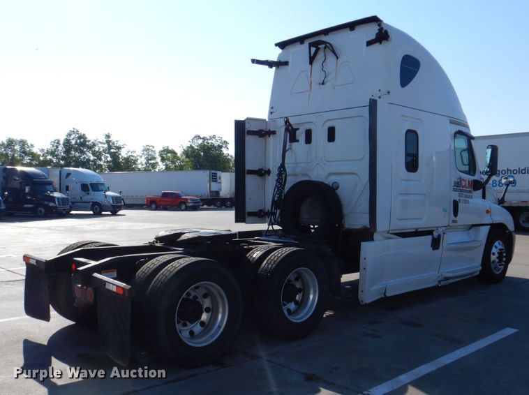 image for item DR2045 2014 Freightliner Cascadia  semi truck