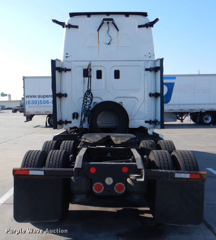 image for item DR2045 2014 Freightliner Cascadia  semi truck