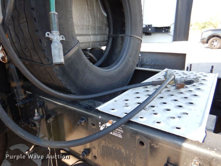 image for item DR2045 2014 Freightliner Cascadia  semi truck