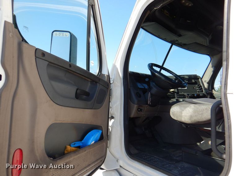 image for item DR2045 2014 Freightliner Cascadia  semi truck