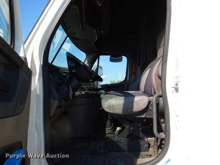 image for item DR2045 2014 Freightliner Cascadia  semi truck