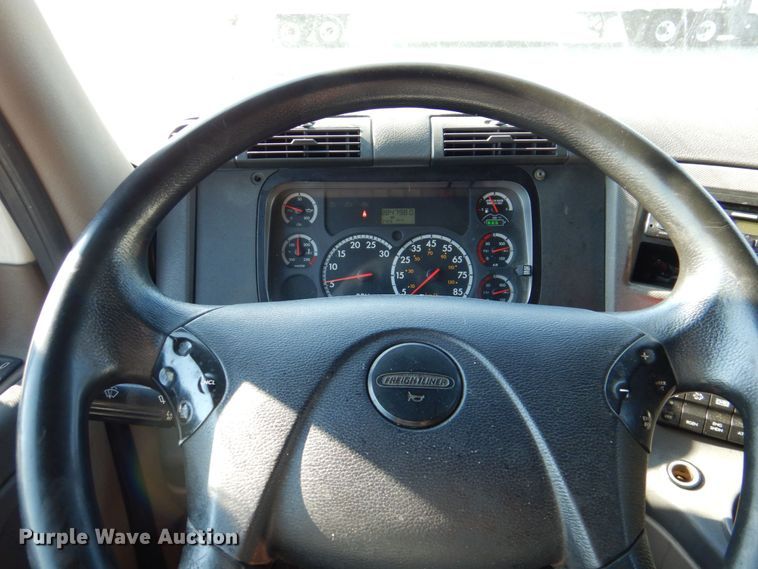 image for item DR2045 2014 Freightliner Cascadia  semi truck