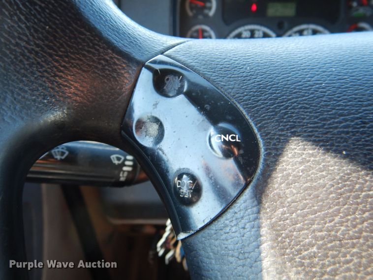 image for item DR2045 2014 Freightliner Cascadia  semi truck