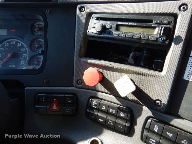 image for item DR2045 2014 Freightliner Cascadia  semi truck