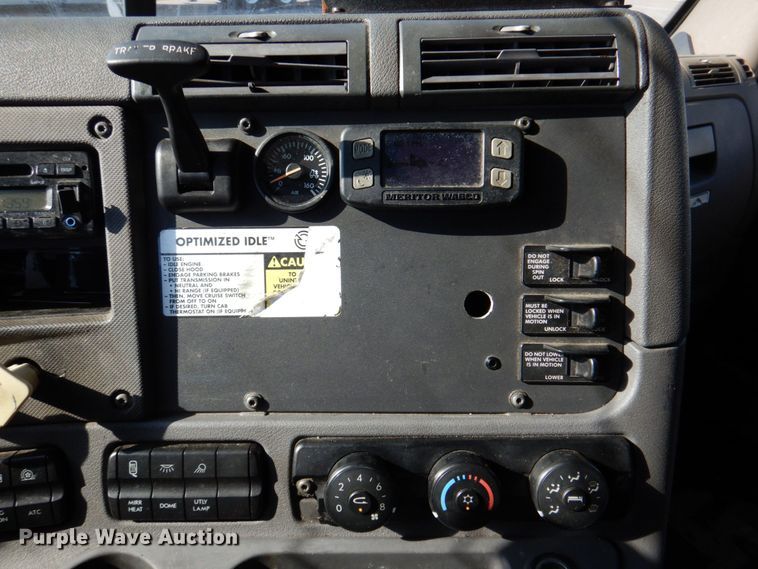 image for item DR2045 2014 Freightliner Cascadia  semi truck