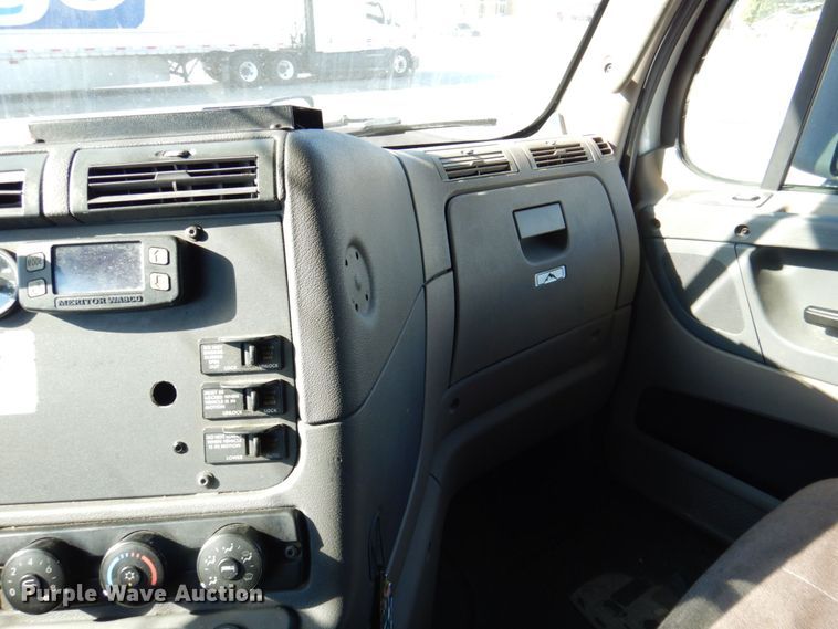 image for item DR2045 2014 Freightliner Cascadia  semi truck