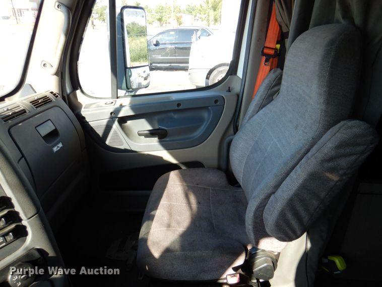 image for item DR2045 2014 Freightliner Cascadia  semi truck