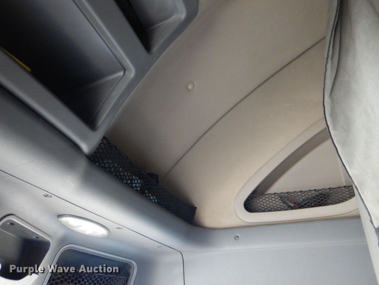 image for item DR2045 2014 Freightliner Cascadia  semi truck