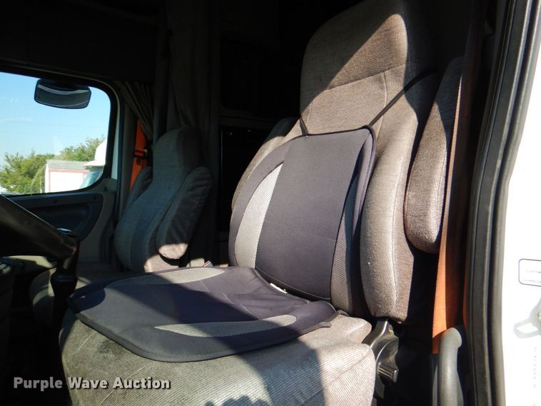 image for item DR2045 2014 Freightliner Cascadia  semi truck