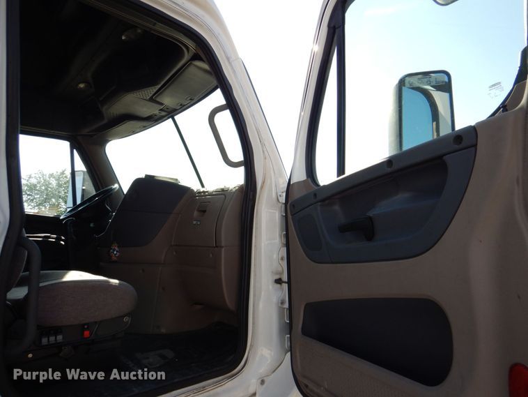 image for item DR2045 2014 Freightliner Cascadia  semi truck