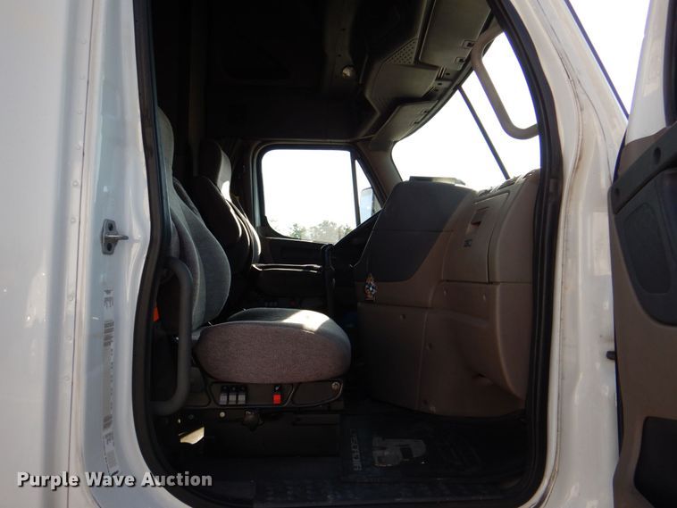 image for item DR2045 2014 Freightliner Cascadia  semi truck