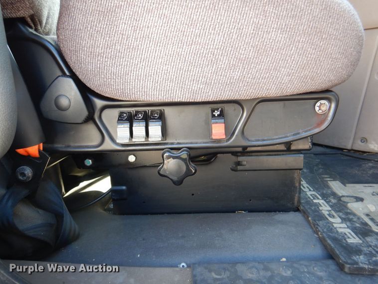 image for item DR2045 2014 Freightliner Cascadia  semi truck