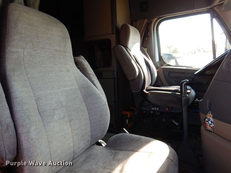 image for item DR2045 2014 Freightliner Cascadia  semi truck