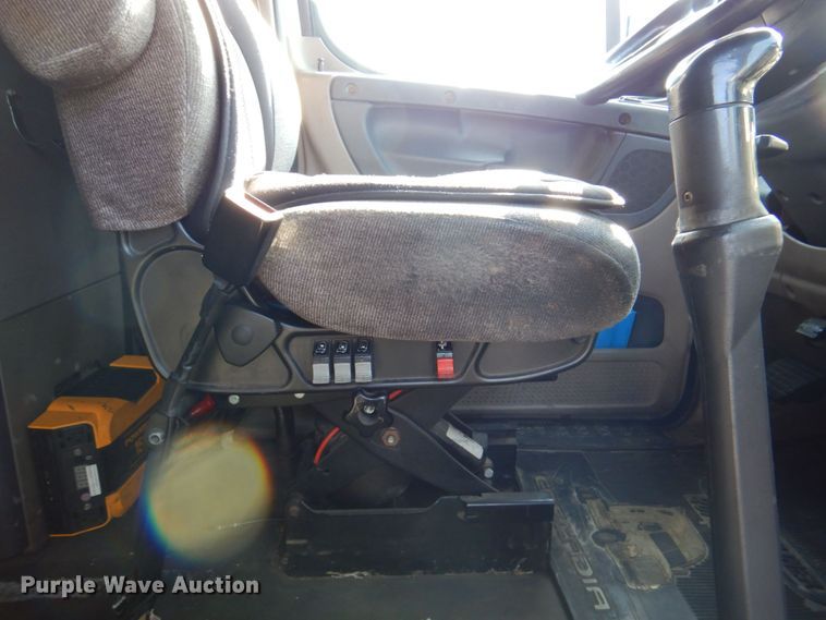 image for item DR2045 2014 Freightliner Cascadia  semi truck