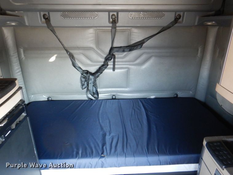 image for item DR2045 2014 Freightliner Cascadia  semi truck