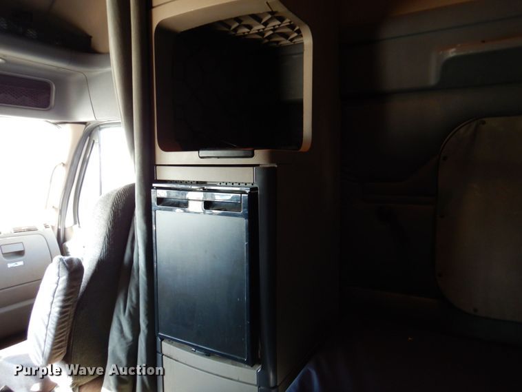 image for item DR2045 2014 Freightliner Cascadia  semi truck