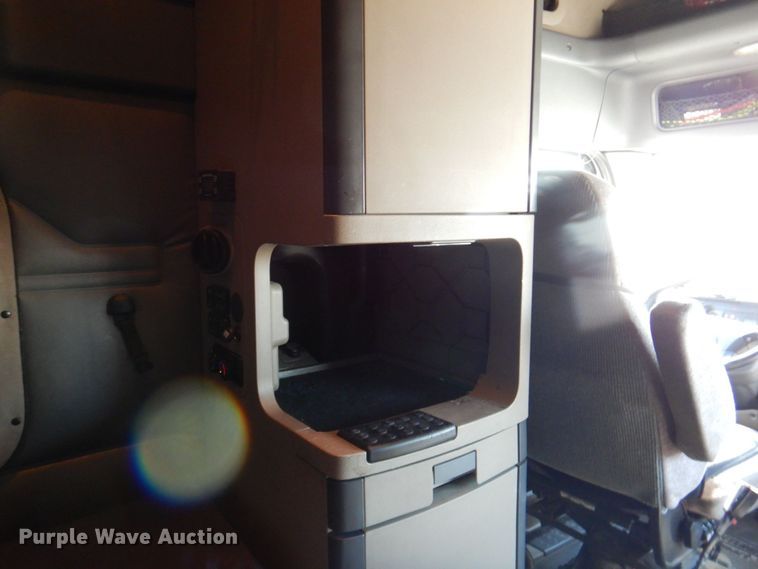 image for item DR2045 2014 Freightliner Cascadia  semi truck