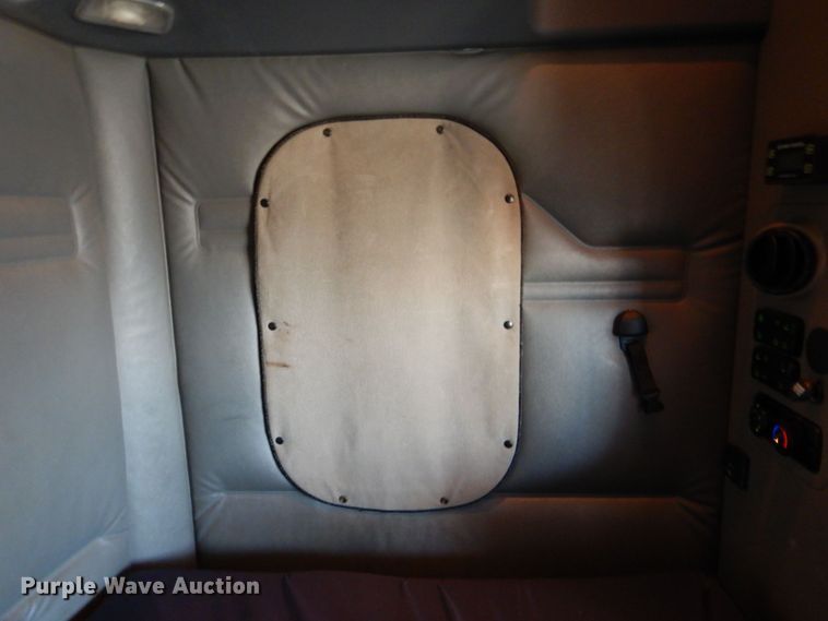 image for item DR2045 2014 Freightliner Cascadia  semi truck