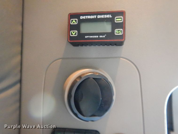 image for item DR2045 2014 Freightliner Cascadia  semi truck