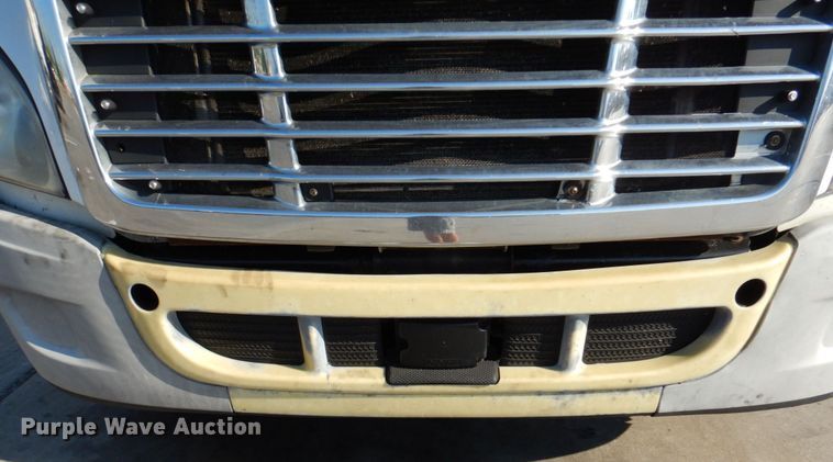 image for item DR2045 2014 Freightliner Cascadia  semi truck