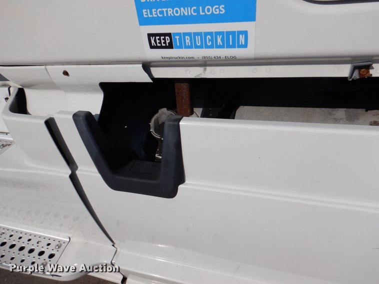 image for item DR2045 2014 Freightliner Cascadia  semi truck