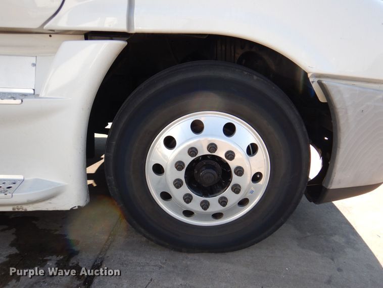 image for item DR2045 2014 Freightliner Cascadia  semi truck