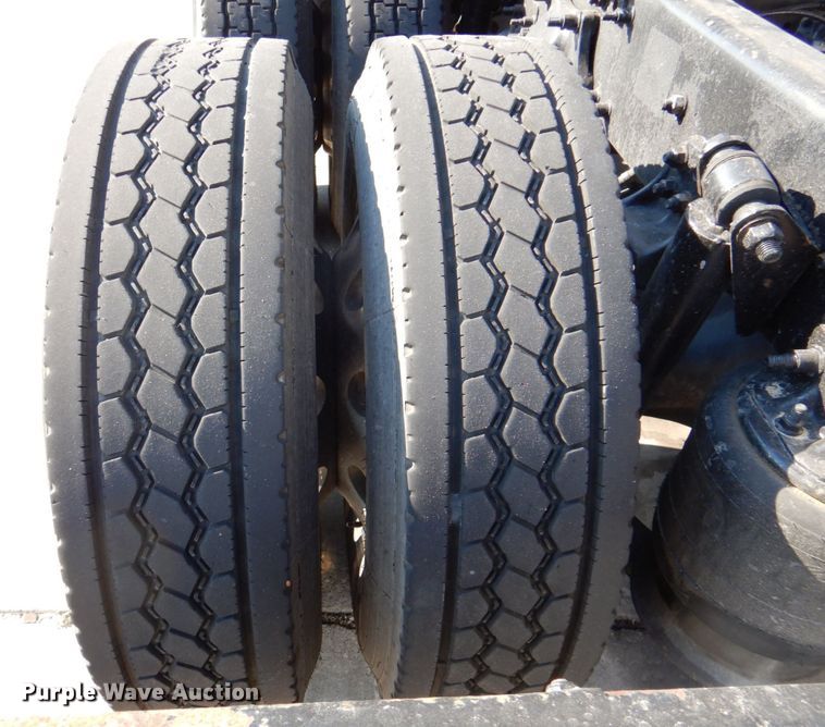 image for item DR2045 2014 Freightliner Cascadia  semi truck