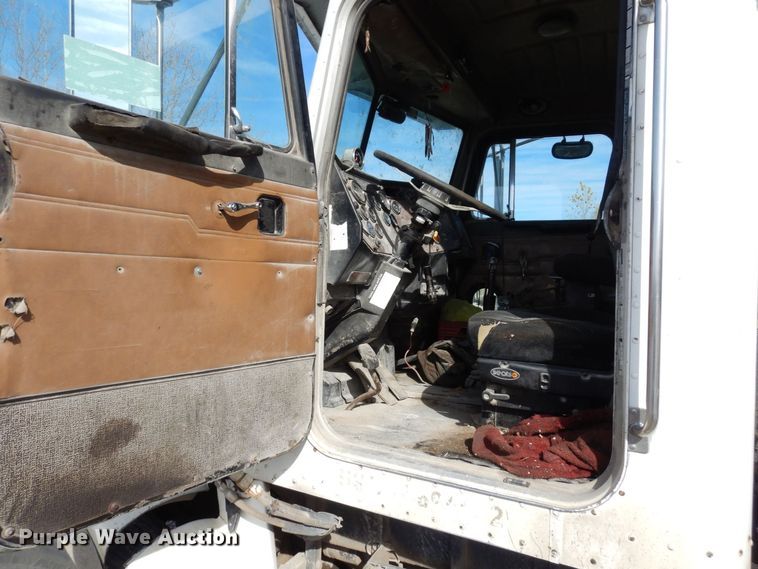 image for item DS1531 1993 Peterbilt 357  roll-off container truck