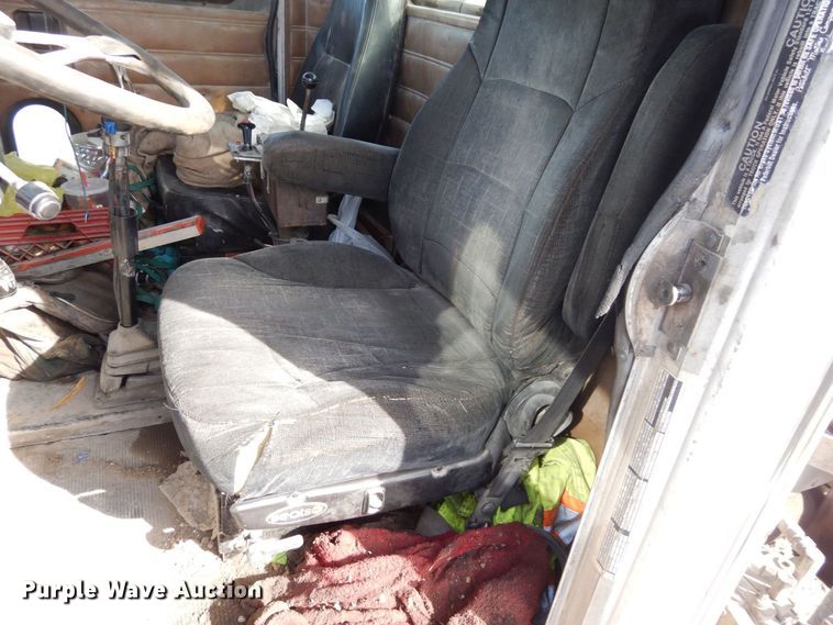 image for item DS1531 1993 Peterbilt 357  roll-off container truck