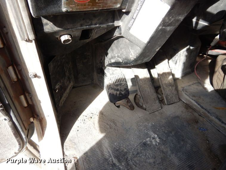 image for item DS1531 1993 Peterbilt 357  roll-off container truck