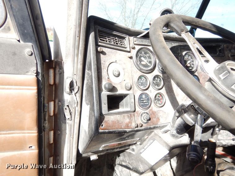 image for item DS1531 1993 Peterbilt 357  roll-off container truck