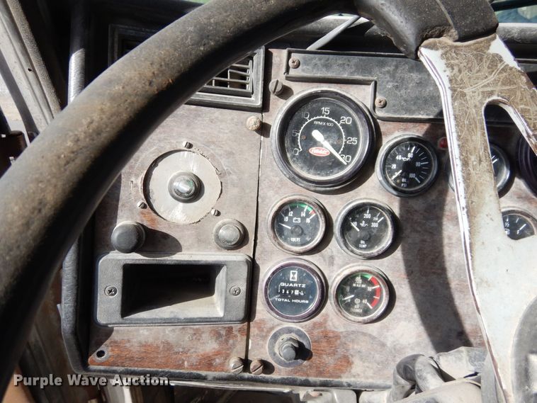 image for item DS1531 1993 Peterbilt 357  roll-off container truck