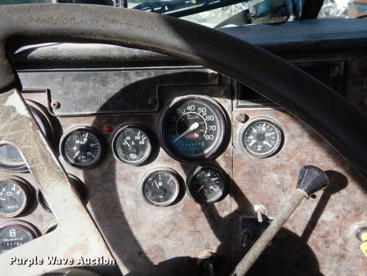 image for item DS1531 1993 Peterbilt 357  roll-off container truck