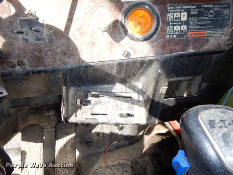 image for item DS1531 1993 Peterbilt 357  roll-off container truck