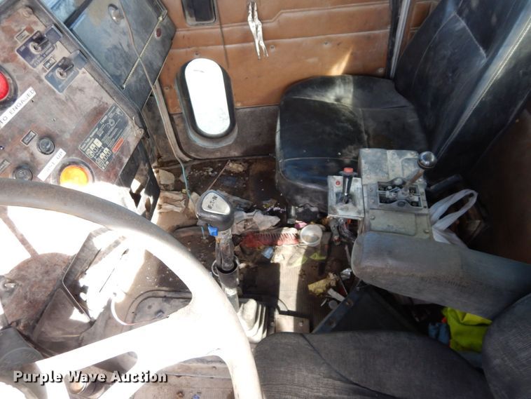 image for item DS1531 1993 Peterbilt 357  roll-off container truck