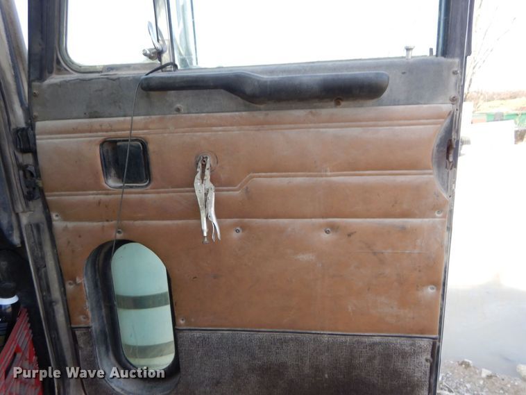 image for item DS1531 1993 Peterbilt 357  roll-off container truck